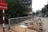 Hà Nội: Vì sao rác ngập cầu Đông Tác? Hà Nội: Vì sao rác ngập cầu Đông Tác?
