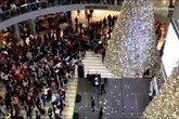 Ném tiền như mưa ở trung tâm thương mại để... níu kéo vợ cũ Ném tiền như mưa ở trung tâm thương mại để... níu kéo vợ cũ