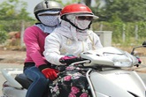 Sốc với thời trang chống nắng cả chục triệu đồng một bộ của chị em Sốc với thời trang chống nắng cả chục triệu đồng một bộ của chị em