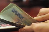 Nợ 200 triệu không trả, bị bắt úp mặt vào xô đựng phân Nợ 200 triệu không trả, bị bắt úp mặt vào xô đựng phân