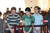 Bi hài cướp xong còn “mời“ nạn nhân nâng chén giữa bãi tha ma Bi hài cướp xong còn “mời“ nạn nhân nâng chén giữa bãi tha ma