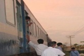 Bị tàu cán chết vì chạy trốn sau khi cứa cổ người yêu Bị tàu cán chết vì chạy trốn sau khi cứa cổ người yêu