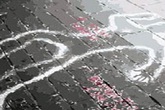 Người đàn ông trọng thương rên rỉ bên cạnh xác một phụ nữ Người đàn ông trọng thương rên rỉ bên cạnh xác một phụ nữ