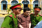 Nửa đêm thức giấc, "nổi hứng" đâm bạn 4 nhát vào cổ Nửa đêm thức giấc, "nổi hứng" đâm bạn 4 nhát vào cổ
