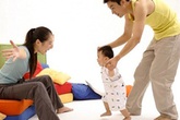 Sính hàng ngoại, bố mẹ bay ra nước ngoài săn đồ xịn cho con Sính hàng ngoại, bố mẹ bay ra nước ngoài săn đồ xịn cho con
