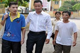 Nam sinh hiếu học rơi nước mắt khi được thả tự do tại tòa Nam sinh hiếu học rơi nước mắt khi được thả tự do tại tòa