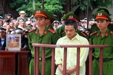 Chân dung kẻ cuồng tình thiêu thiếu nữ trước phòng trà Chân dung kẻ cuồng tình thiêu thiếu nữ trước phòng trà