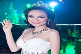 Diễm Hương đội vương miện, mặc váy xẻ cao khoe chân dài miên man Diễm Hương đội vương miện, mặc váy xẻ cao khoe chân dài miên man