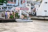 Ôtô công an đâm nhiều xe máy rơi xuống sông Ôtô công an đâm nhiều xe máy rơi xuống sông