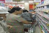 Sữa bột đóng hộp được xúc bằng xẻng Sữa bột đóng hộp được xúc bằng xẻng