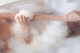 Tắm hớ hênh, người đàn bà 35 tuổi bị hiếp dâm Tắm hớ hênh, người đàn bà 35 tuổi bị hiếp dâm