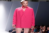 Giật mình mẫu nam Việt mặc vest không quần, diện váy hồng xuyên thấu Giật mình mẫu nam Việt mặc vest không quần, diện váy hồng xuyên thấu
