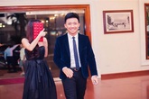 Bị phóng viên "soi", bạn gái hot girl của Trấn Thành ngượng ngùng che mặt Bị phóng viên "soi", bạn gái hot girl của Trấn Thành ngượng ngùng che mặt