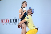 Thí sinh nữ Next Top Model hoảng hốt khi bị nam giám khảo bế bổng Thí sinh nữ Next Top Model hoảng hốt khi bị nam giám khảo bế bổng