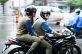 Mỹ Tâm 'cưỡi' mô tô khủng đi trong cơn mưa tầm tã Mỹ Tâm 'cưỡi' mô tô khủng đi trong cơn mưa tầm tã