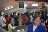 Nhà nhà lũ lượt kéo nhau đi xếp hàng dài mua gà quay Nhà nhà lũ lượt kéo nhau đi xếp hàng dài mua gà quay