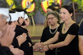 Đông đảo nghệ sĩ không cầm được nước mắt đưa tiễn NSND Bạch Diệp Đông đảo nghệ sĩ không cầm được nước mắt đưa tiễn NSND Bạch Diệp