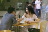 Ngọc Trinh âu yếm đút cho Vũ Khắc Tiệp ăn ở sân bay Ngọc Trinh âu yếm đút cho Vũ Khắc Tiệp ăn ở sân bay