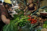 Sắp bão, người dân đổ đi mua thực phẩm tích trữ Sắp bão, người dân đổ đi mua thực phẩm tích trữ