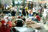 Chen chân mua bánh Trung thu đổ đống xuống đường Chen chân mua bánh Trung thu đổ đống xuống đường