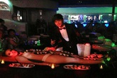 Ca sĩ Hồ Quang Hiếu dự tiệc sushi trên mẫu nude Ca sĩ Hồ Quang Hiếu dự tiệc sushi trên mẫu nude