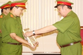 12 thiếu nữ rơi vào lưới tình của gã cảnh sát kinh tế "rởm" 12 thiếu nữ rơi vào lưới tình của gã cảnh sát kinh tế "rởm"