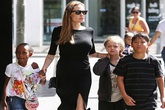 Angelina Jolie 'thả rông' xuống phố khoe ngực đầy khó tin Angelina Jolie 'thả rông' xuống phố khoe ngực đầy khó tin