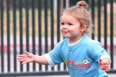 Công chúa nhà Beckham diện "quần đùi, áo phông" đá bóng như bố Công chúa nhà Beckham diện "quần đùi, áo phông" đá bóng như bố
