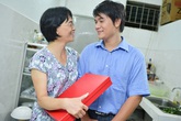 Cô Lê Thị Tư - mẹ Thủ khoa Đại học Bách Khoa Nguyễn Hoàng Nam: "Món quà của con khiến tôi thật bất ngờ" Cô Lê Thị Tư - mẹ Thủ khoa Đại học Bách Khoa Nguyễn Hoàng Nam: "Món quà của con khiến tôi thật bất ngờ"