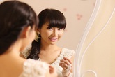 Kim Hiền thẹn thùng trong tà áo cưới Kim Hiền thẹn thùng trong tà áo cưới