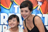 Con gái Chiều Xuân lém lỉnh bên mẹ Con gái Chiều Xuân lém lỉnh bên mẹ