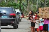 Hàng ngàn trẻ em vùng bão Philippines đổ ra đường xin ăn trong đói khát Hàng ngàn trẻ em vùng bão Philippines đổ ra đường xin ăn trong đói khát