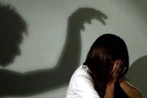 Lao vào hiếp bạn của con lúc vợ vắng nhà Lao vào hiếp bạn của con lúc vợ vắng nhà