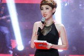 MC The Voice buột miệng nói "xin tràng pháo tay" cho nạn nhân bão lũ MC The Voice buột miệng nói "xin tràng pháo tay" cho nạn nhân bão lũ