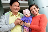 Con gái Jennifer đáng yêu trong vòng tay ông bà nội Con gái Jennifer đáng yêu trong vòng tay ông bà nội