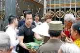 Hàng trăm người chờ Ngọc Sơn phát gạo, tiền mừng sinh nhật Hàng trăm người chờ Ngọc Sơn phát gạo, tiền mừng sinh nhật