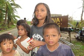 Rơi nước mắt cảnh trẻ em Philippines đói, khát đứng đầy đường cầu cứu Rơi nước mắt cảnh trẻ em Philippines đói, khát đứng đầy đường cầu cứu