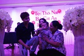 Bất ngờ thú vị tại tiệc sinh nhật con trai vợ chồng Tim – Trương Quỳnh Anh Bất ngờ thú vị tại tiệc sinh nhật con trai vợ chồng Tim – Trương Quỳnh Anh