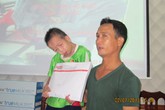 Trào nước mắt hình ảnh bé Trần Văn Lộc nhận quà ủng hộ của bạn đọc Trào nước mắt hình ảnh bé Trần Văn Lộc nhận quà ủng hộ của bạn đọc