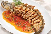 Cá lóc chiên xốt mận Cá lóc chiên xốt mận