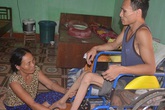 Cám cảnh người mẹ nghèo bán dưa nuôi con bại liệt Cám cảnh người mẹ nghèo bán dưa nuôi con bại liệt