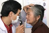 1,5 triệu người cao tuổi được khám, tư vấn bệnh về mắt, phát thuốc miễn phí 1,5 triệu người cao tuổi được khám, tư vấn bệnh về mắt, phát thuốc miễn phí
