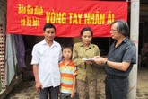 Trao quà đợt 2 tới cậu bé đói nghèo sắp mồ côi cả cha lẫn mẹ Trao quà đợt 2 tới cậu bé đói nghèo sắp mồ côi cả cha lẫn mẹ