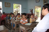 Thầy giáo khiếm thị cưu mang trẻ khuyết tật Thầy giáo khiếm thị cưu mang trẻ khuyết tật