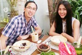 Bữa tối hấp dẫn của vợ chồng Hà Tăng Bữa tối hấp dẫn của vợ chồng Hà Tăng
