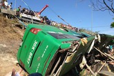Xe khách Mai Linh lật ngửa, hành khách la hét, đập kính thoát ra ngoài Xe khách Mai Linh lật ngửa, hành khách la hét, đập kính thoát ra ngoài