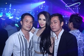 Miu Lê bị fan bủa vây trong quán bar Miu Lê bị fan bủa vây trong quán bar
