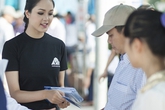 Á hậu Hoàng Anh phát tờ rơi kêu gọi bảo vệ loài gấu Á hậu Hoàng Anh phát tờ rơi kêu gọi bảo vệ loài gấu