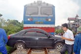 Băng qua đường ray, ô tô gặp nạn Băng qua đường ray, ô tô gặp nạn