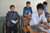 Xúc động người mẹ khốn khổ và cậu học trò ngồi xe lăn đi thi Xúc động người mẹ khốn khổ và cậu học trò ngồi xe lăn đi thi